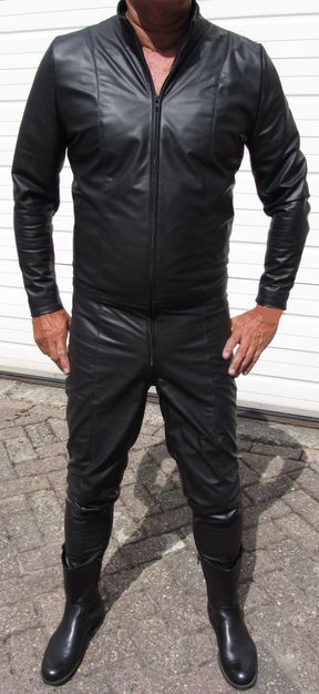 Michiel Leder maakt unieke leren kleding op maat, waaronder: leren catsuit, leren hotpants, leren string, leren korset